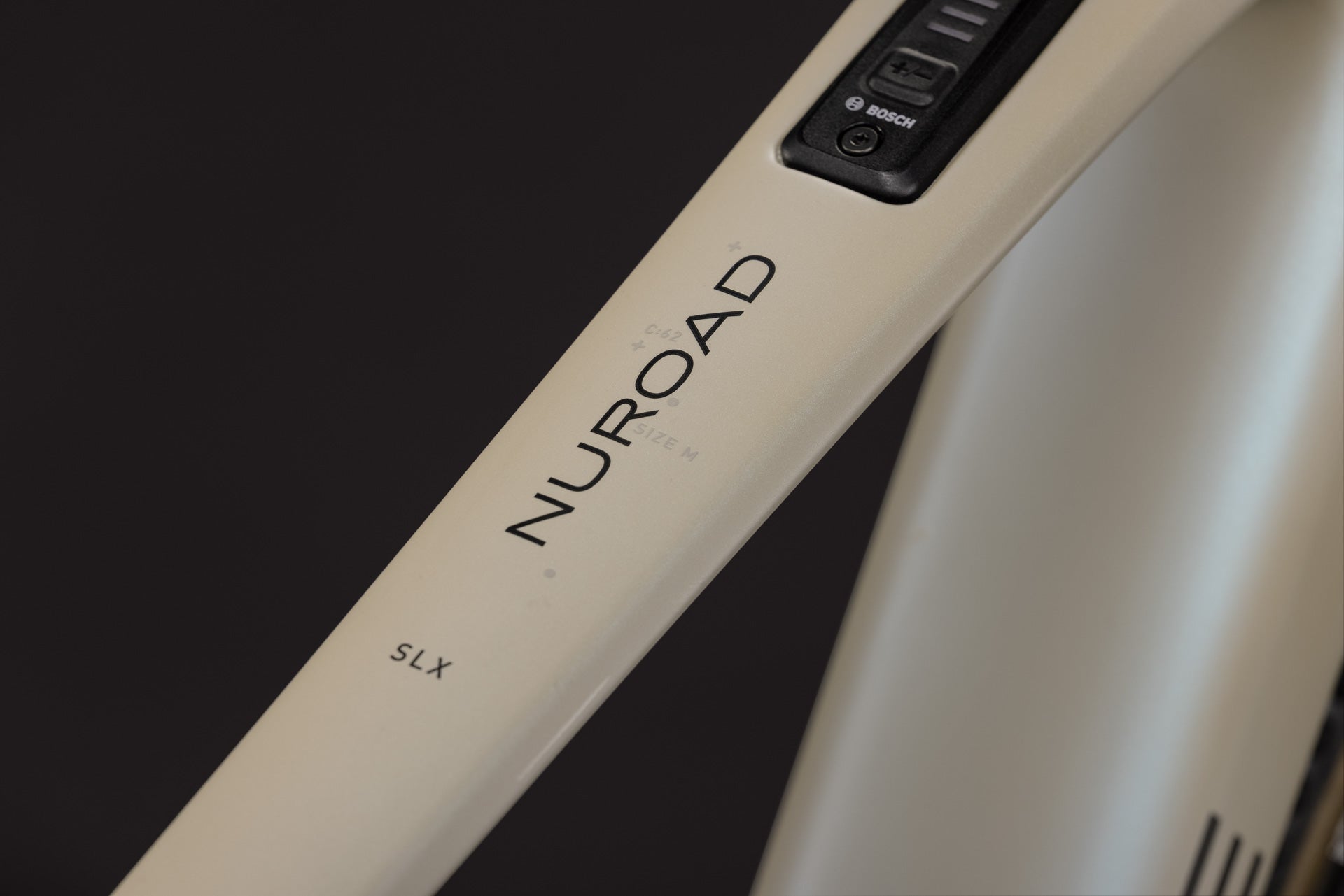 CUBE Nuroad Hybrid C:62 SLX 400X glintsand'n'black, Nahaufnahme von Rahmen und Bosch-Bedienung