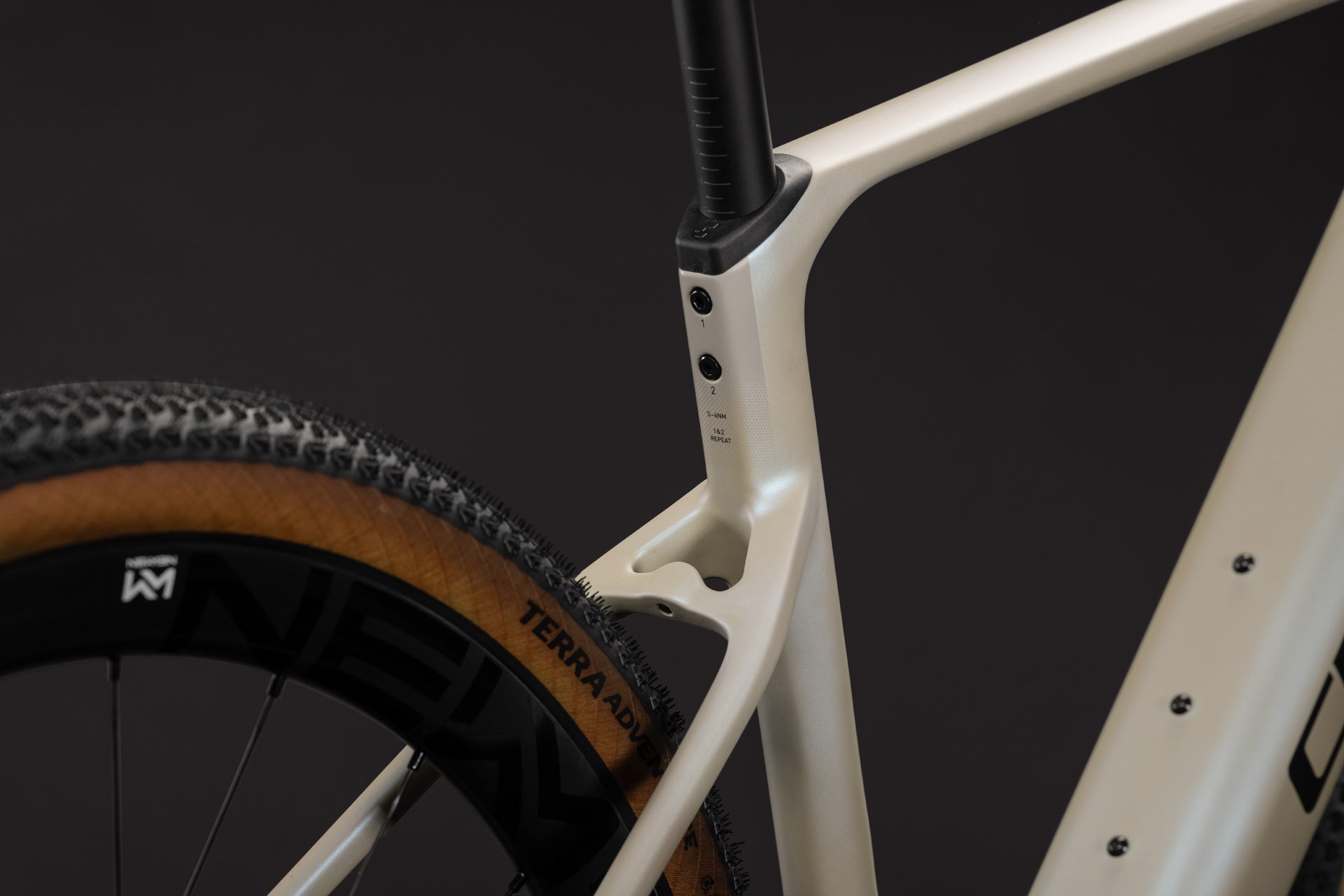 CUBE Nuroad Hybrid C:62 SLX 400X glintsand'n'black, Sitzrohr und Hinterrad im Detail
