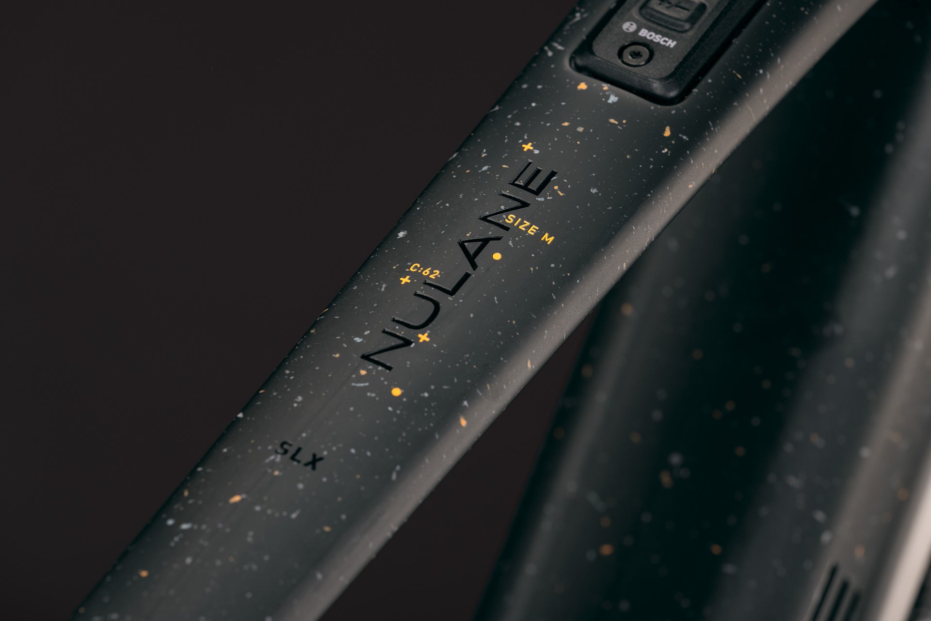 CUBE Nulane Hybrid C:62 SLX 400X FE in mineralblack´n´orange, Rahmendetail mit Logo