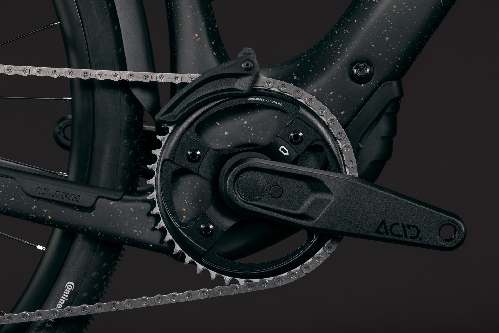 CUBE Nulane Hybrid C:62 SLX 400X FE in mineralblack´n´orange, Detail von Kurbel und Kette