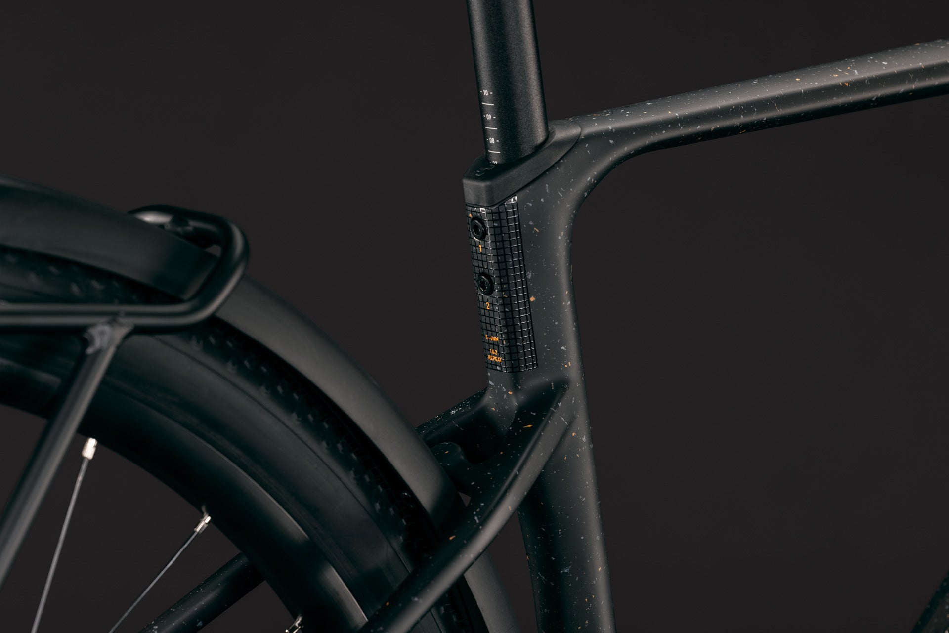 CUBE Nulane Hybrid C:62 SLX 400X FE in mineralblack´n´orange, Heckdetail mit Gepäckträger