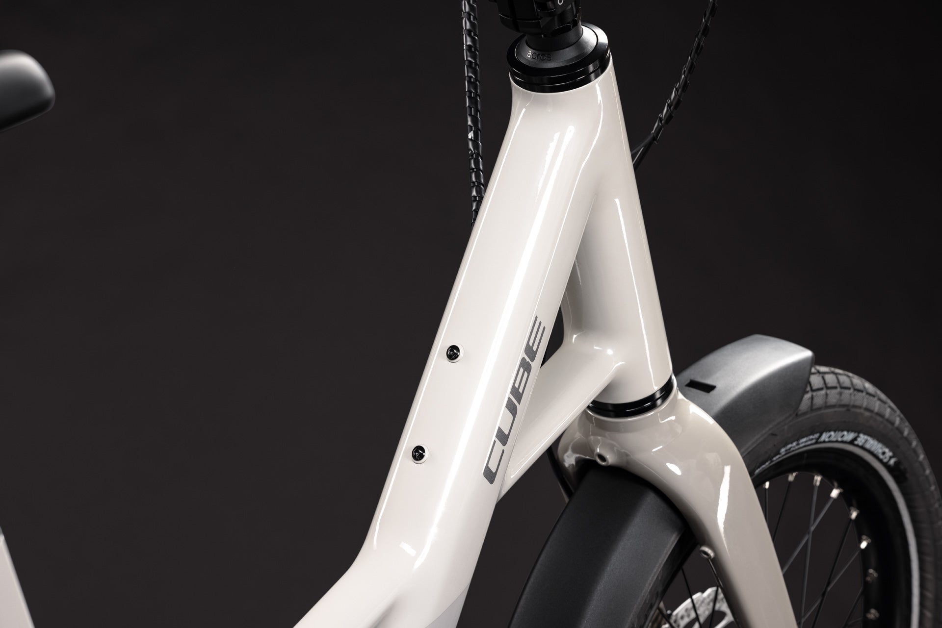 CUBE Compact Hybrid 540 cotton´n´reflex E-Bike in Cotton mit markantem Rahmen detailansicht