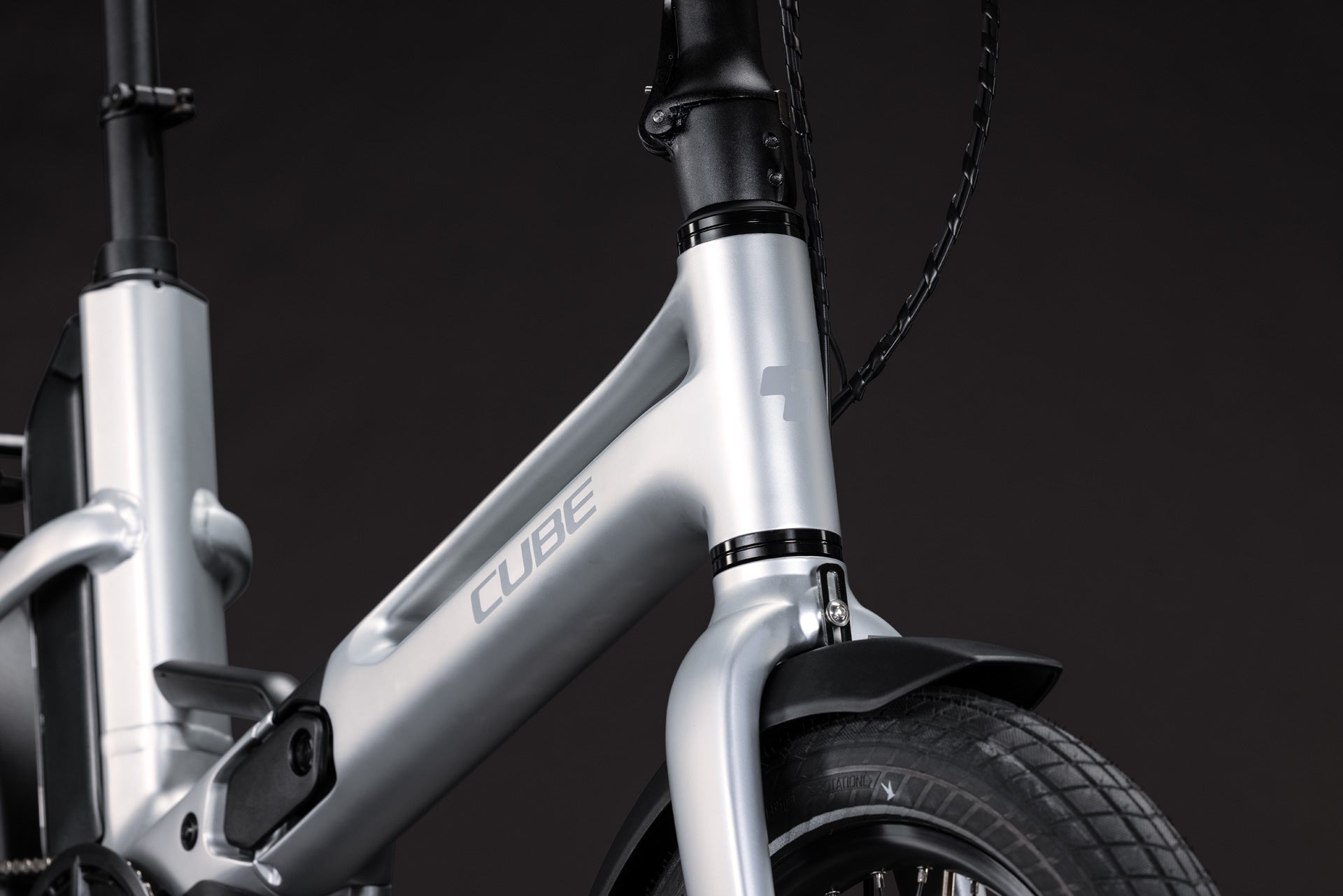 CUBE Fold Hybrid 540 silverstar’n’reflex, silbernes E-Faltrad im Detailkabel- und Rahmenbereich