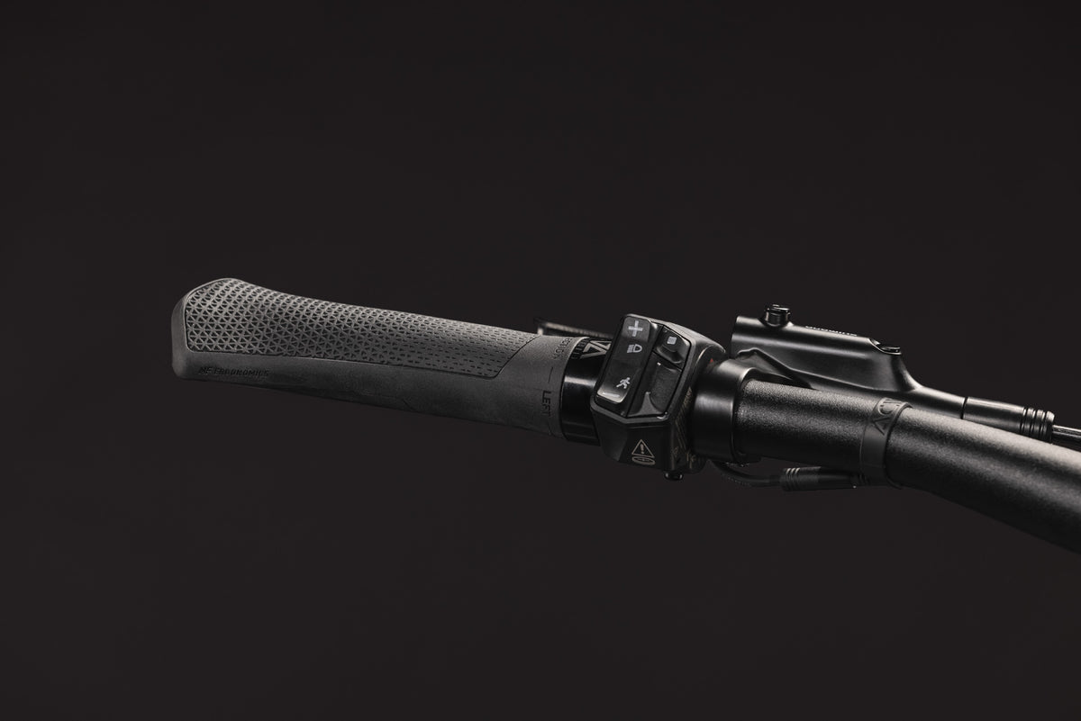CUBE Editor Hybrid ONE 360 FE black’n’irongrey: Lenker mit Bedienelementen und Griffen