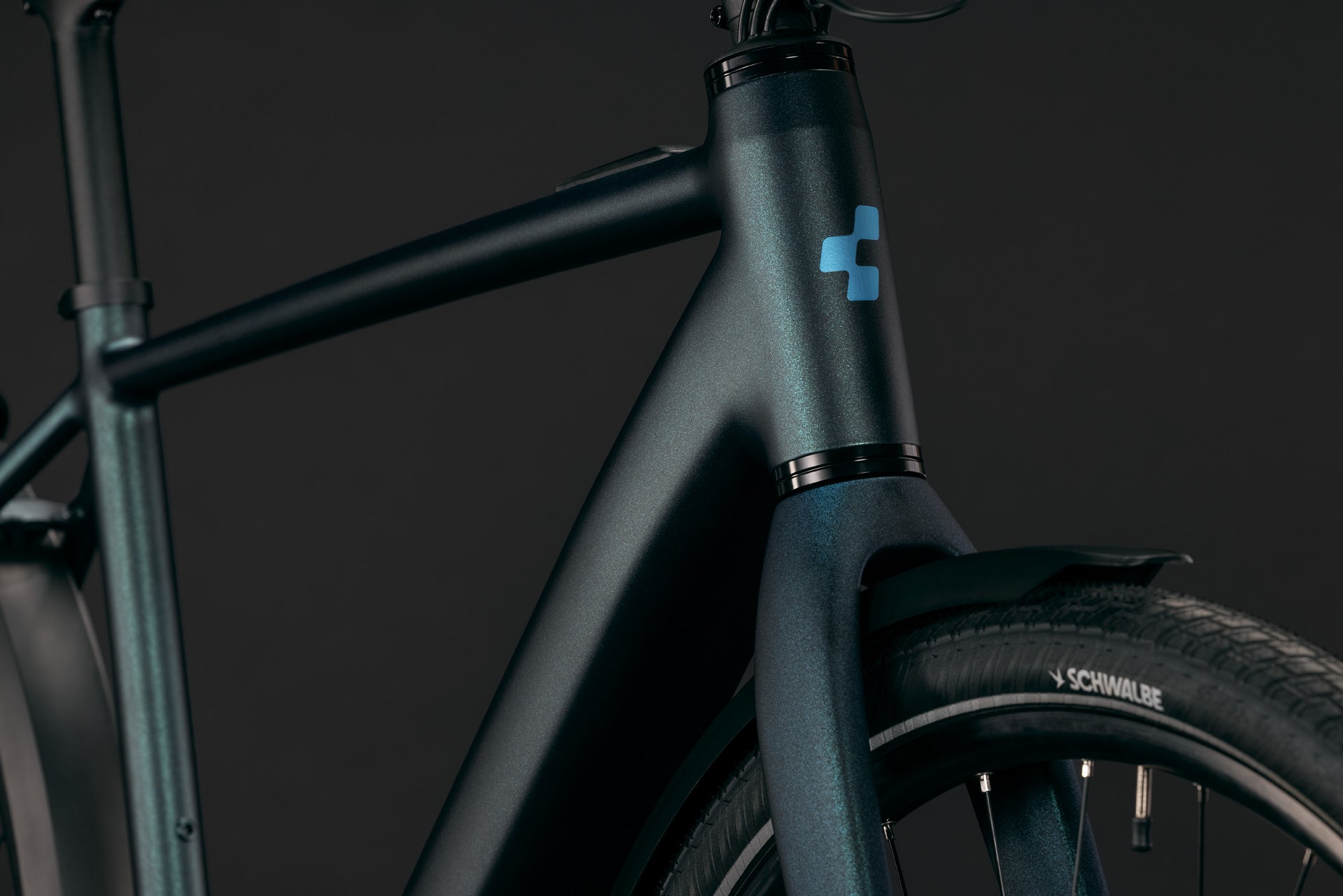 CUBE Editor Hybrid SLX 400X FE in glitterteal'n'black, Frontansicht des E-Bikes