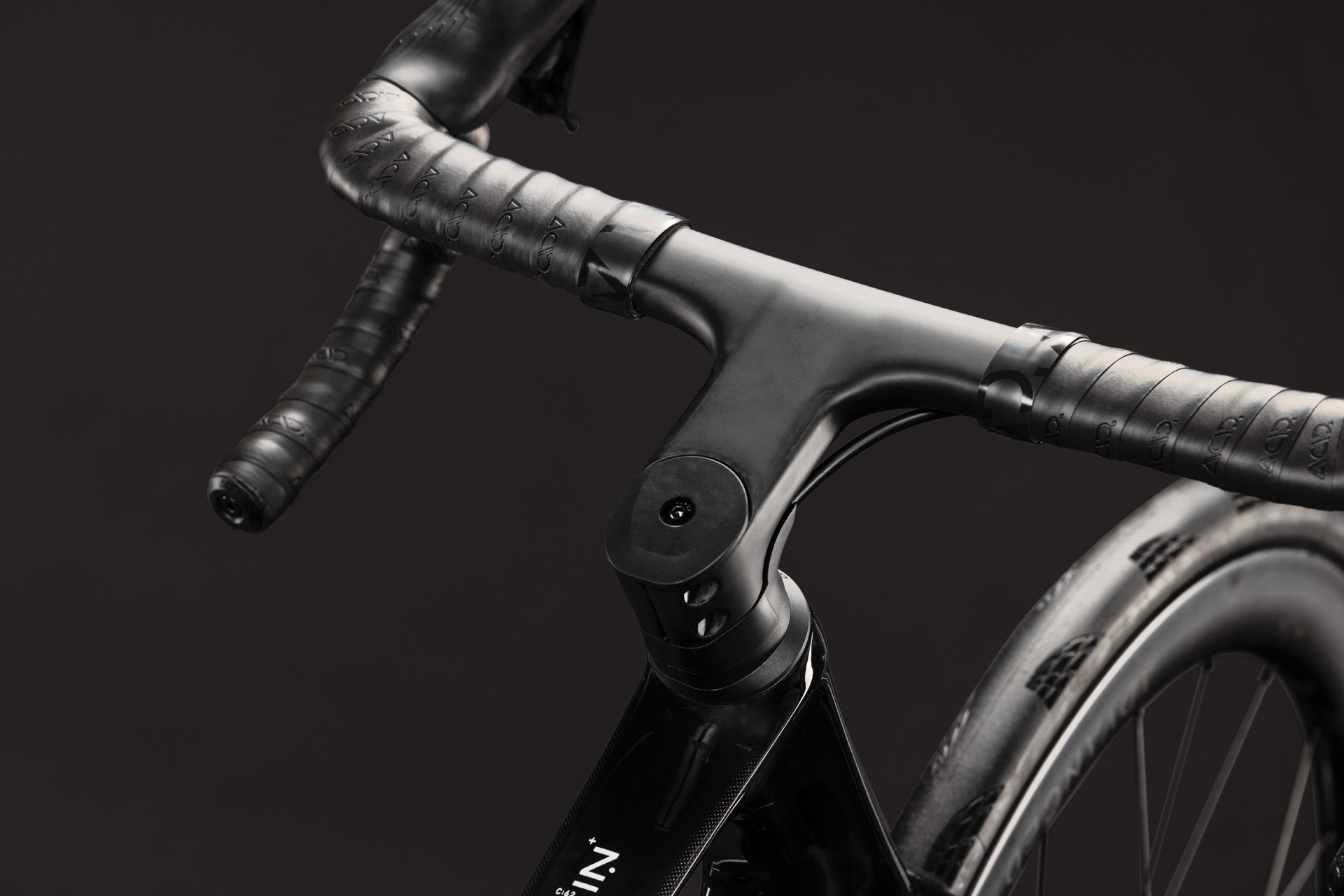 CUBE Attain C:62 SLT Rennrad in carbon'n'white, Detail von Lenker und Rahmen