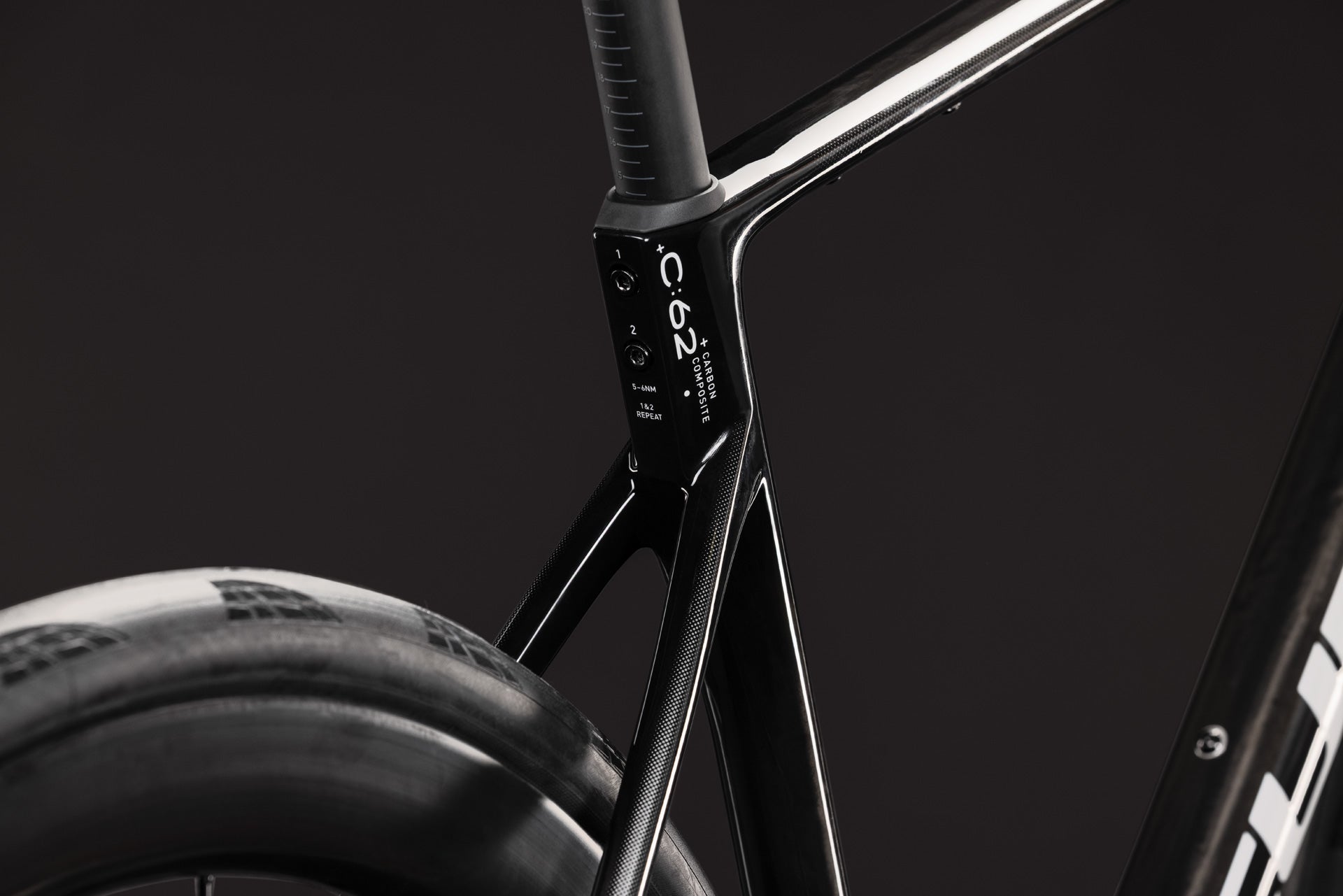 CUBE Attain C:62 SLT Carbonrahmen in Schwarz mit Carbon-Sitzstreben und Reifenansicht