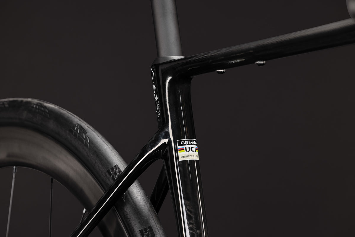 CUBE Attain C:62 SLT Carbon-Rennrad in Schwarz mit UCI-zertifiziertem Rahmendetail
