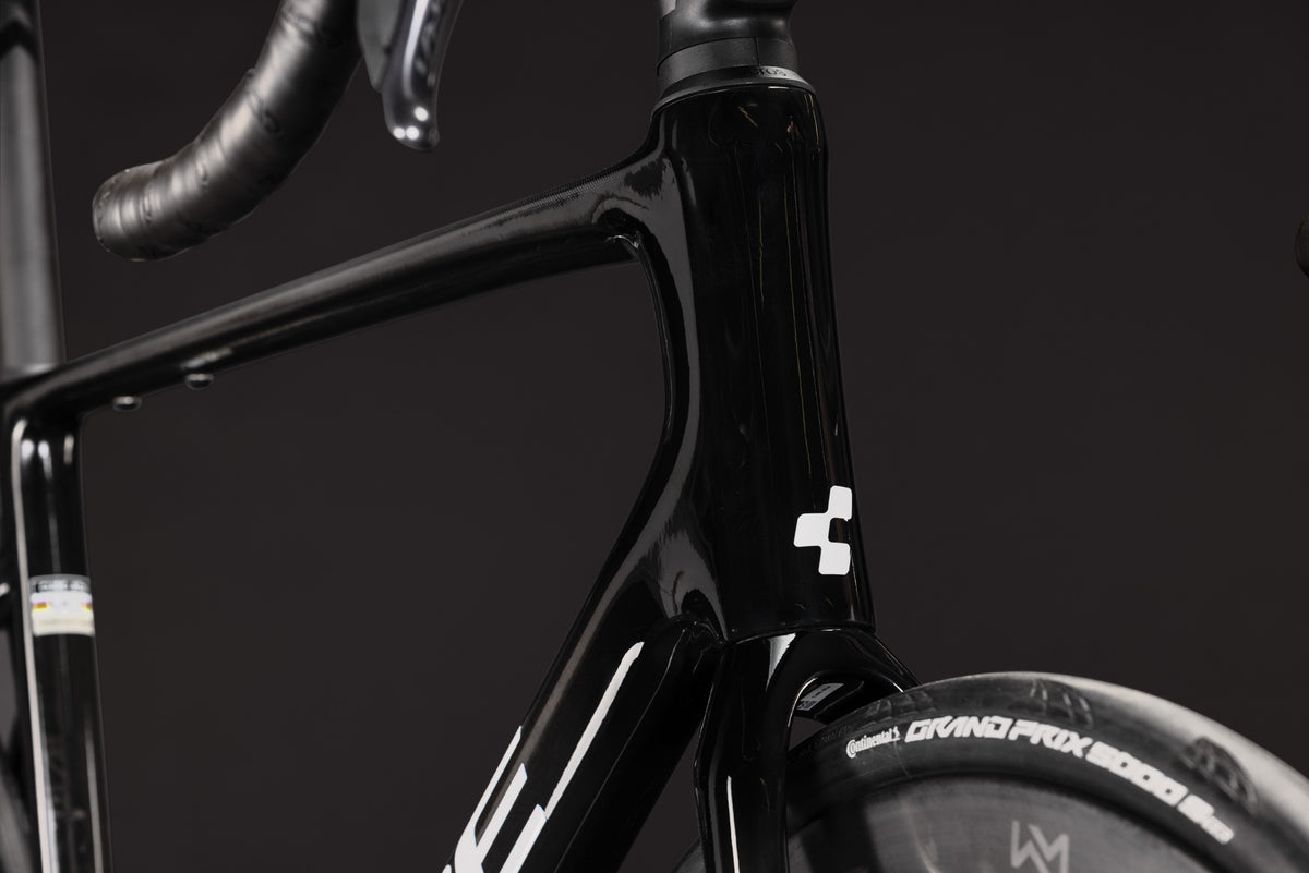 CUBE Attain C:62 SLT Carbon-Rennrad in Schwarz mit weißen Akzenten, Detailansicht