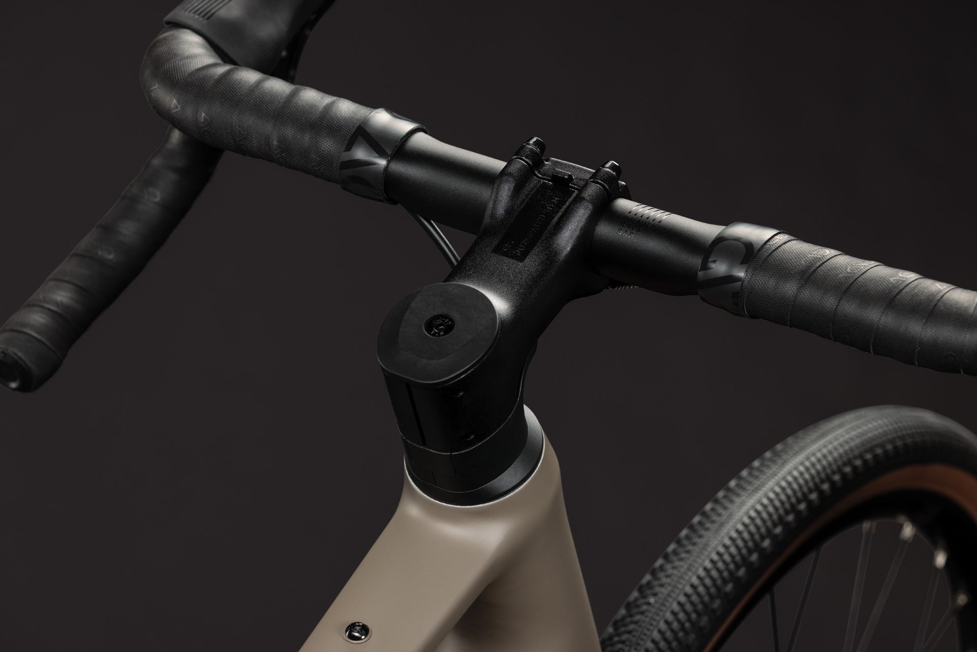 CUBE Nuroad ONE wood´n´grey Gravelbike Cockpit mit Lenker, Vorbau und Frontreifen