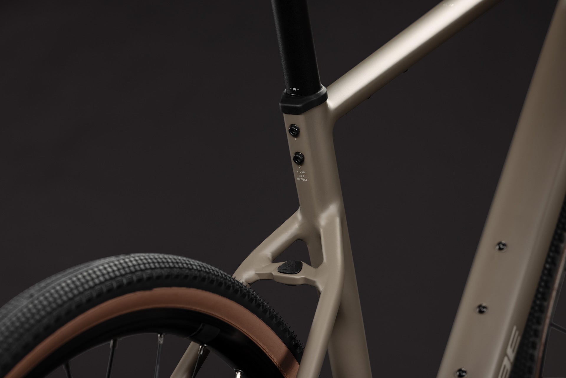 CUBE Nuroad ONE wood´n´grey, Detailaufnahme von Sattelstütze, Hinterbau und Hinterrad