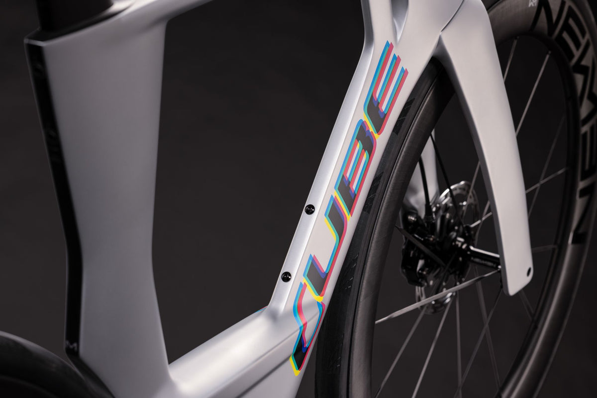 CUBE Aerium C:68X SLX in spaceship'n'cmyk, Detail von Rahmen, Gabel und Vorderrad