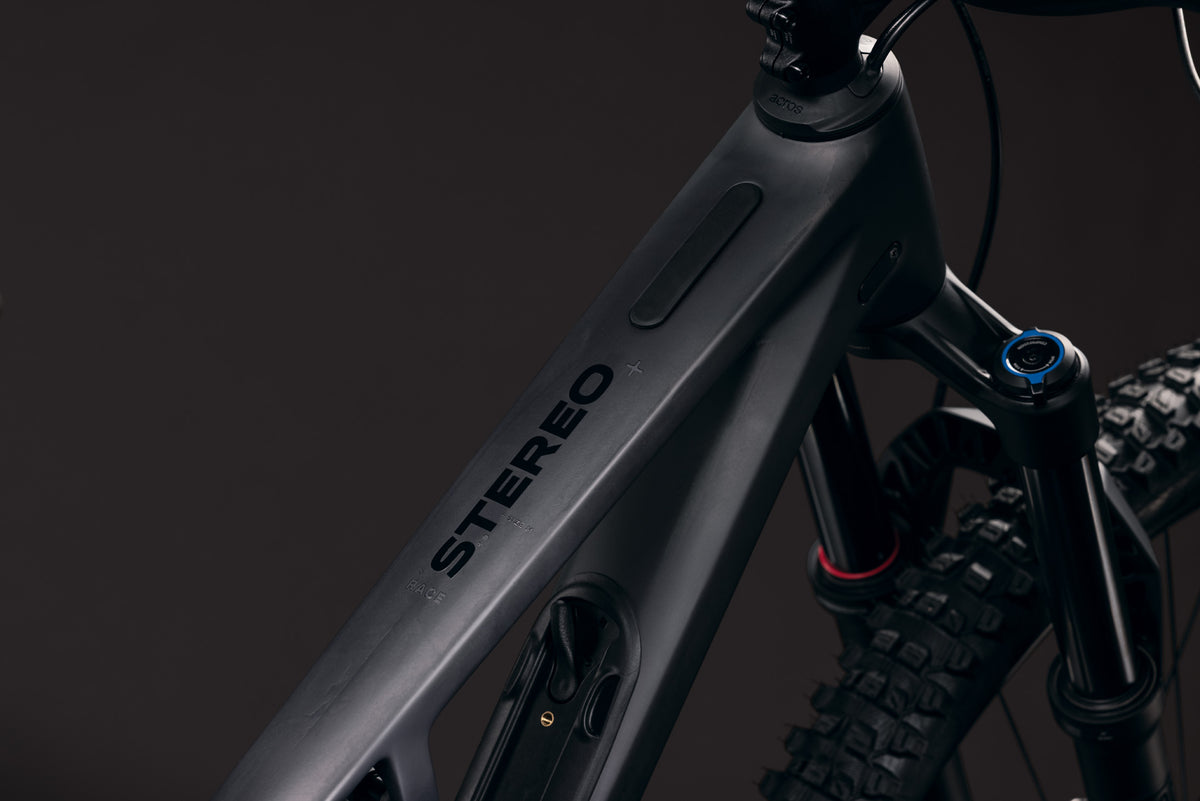 CUBE Stereo HPC RACE carbon´n´black, Detailansicht von Carbonrahmen und Federgabel