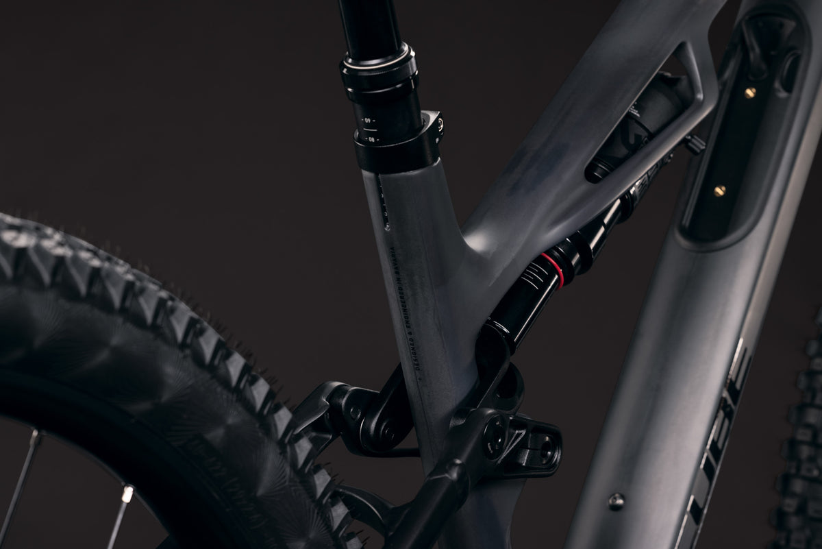 CUBE Stereo HPC RACE carbon´n´black, Detailaufnahme von Carbonrahmen und Hinterbaudämpfer