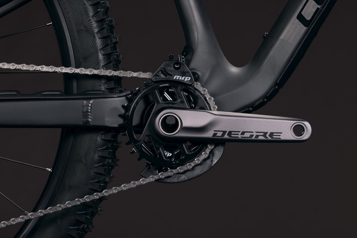 CUBE Stereo HPC RACE carbon´n´black, Detail von Deore-Kurbel, Kette und Kettenführung