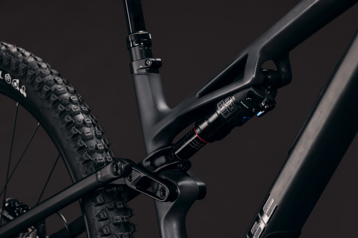 CUBE Stereo HPC RACE carbon´n´black, Carbon-MTB mit Hinterbaudämpfer im Detail