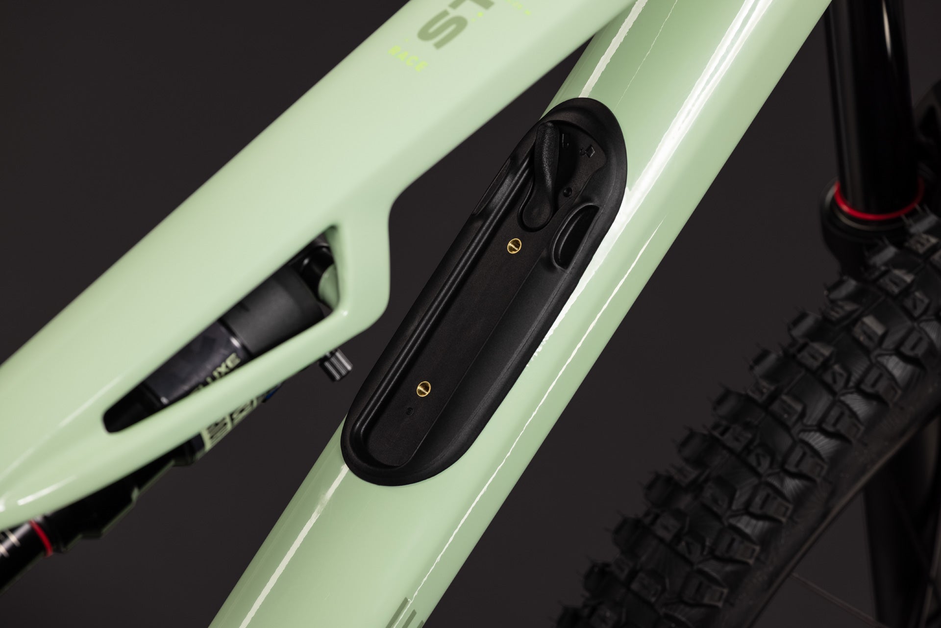 CUBE Stereo HPC RACE lindgreen´n´green, Detailansicht des Rahmens mit Hinterbau und Reifen