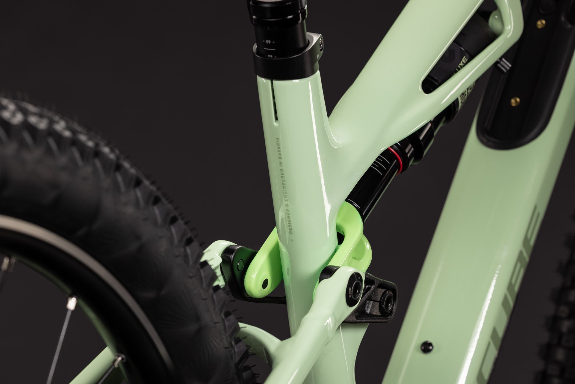 CUBE Stereo HPC RACE lindgreen´n´green: Nahaufnahme des Hinterbaus und Dämpfers