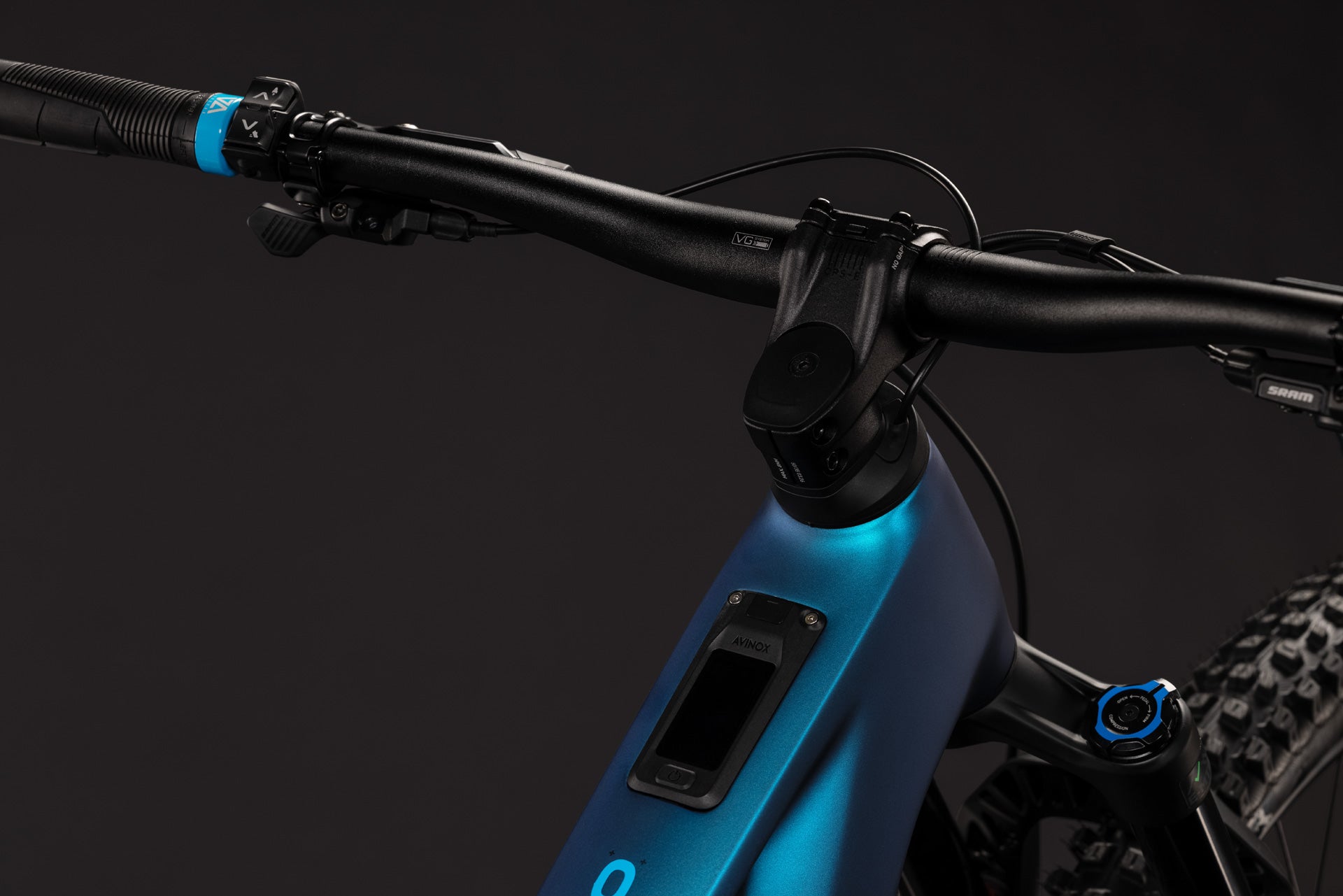 CUBE Stereo Hybrid ONE44 HPC EXC 800 nebula´n´blue, Cockpit mit Lenker und Oberrohr