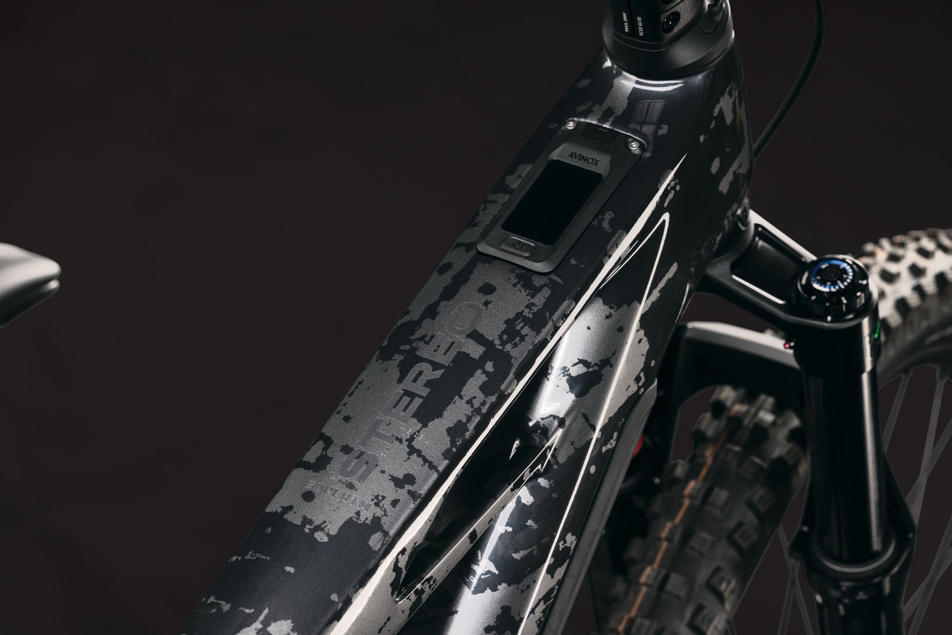 CUBE Stereo Hybrid ONE44 HPC Super TM 800 in graphiteglitch´n´grey, Detail am Oberrohr
