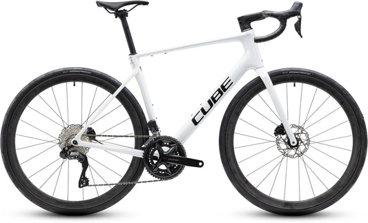 CUBE Attain C:62 SLX Rennrad in metallicwhite'n'black mit Carbonrahmen und Scheibenbremsen