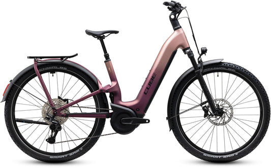 CUBE Nuride Hybrid ONE11 HPC SLX 800 in mauve'n'black, E-Trekkingbike mit Tiefeinstieg