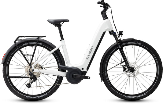 CUBE Nuride Hybrid Performance 720 E-Bike in Metallicwhite und Grau, Seitenansicht