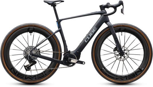 CUBE Nuroad Hybrid C:62 SLT 400X in onyxfibre´n´blue, elektrisches Gravelbike seitlich