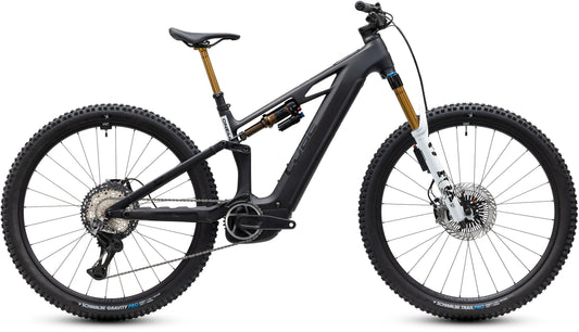 CUBE Stereo Hybrid ONE44 HPC AT 800 E-Mountainbike in carbon´n´white, Seitenansicht