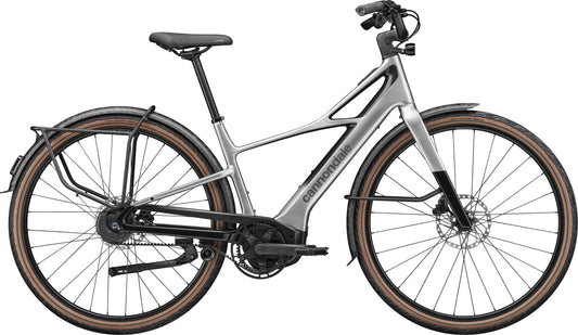 Cannondale FlyingV 1 in Silber, E-Bike mit Tiefeinstieg, Gepäckträger und Schutzblechen
