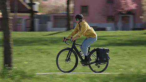 Leichter Carbonrahmen beim CUBE Nuroad Hybrid