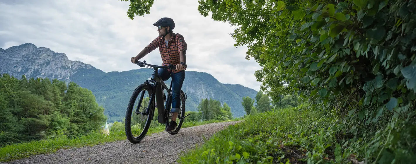 CUBE Reaction Hybrid auf Schotterpiste