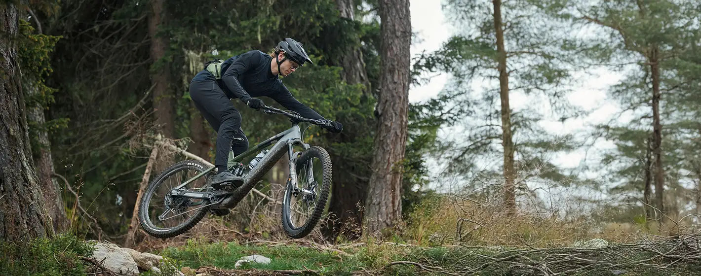 DAs kraftvolle CUBE Stereo Hybrid beim Trail im Wald
