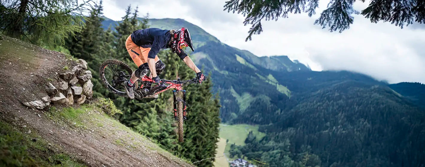 Entdecke E Mountainbikes für aufregende Bergtouren bei BIKE Market